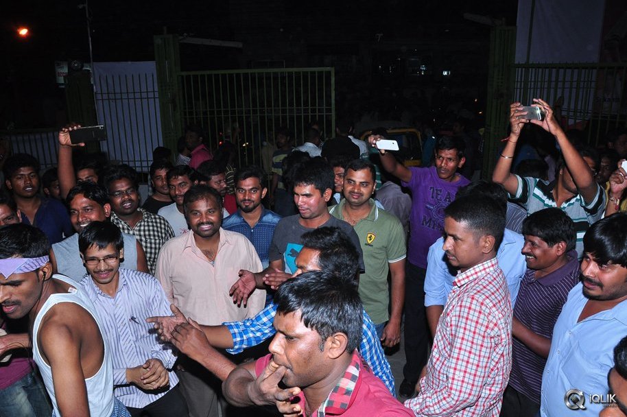 Sardaar-Gabbar-Singh-Movie-Hungama-at-Arjun-Theater